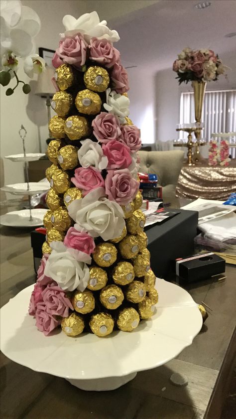 Ferrero Rocher Tower Ferrero Rocher Decoration Ideas, Ferrero Rocher Centerpiece Ideas, Ferrero Rocher Tree Diy, Candy Tower Ideas, Ferrero Rocher Decoration, Ferrero Rocher Tower, Candy Trees, Chocolate Bouquet Diy, Candy Centerpieces