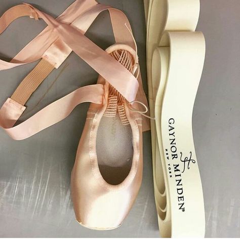 Pointe Shoes Photography, Gaynor Minden Pointe Shoes, Dance Essentials, Ballet Stuff, Ballet Body, Gaynor Minden, Dancer Lifestyle, Ballet Pointe Shoes, Prima Ballerina