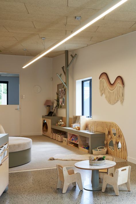 infant play room with small chairs and tables and lots of educational resources Mezzanine Room, Early Education Classroom, Childcare Rooms, Organic Interior, Classroom Interior, Nursing Room, Nursery Deco, Daycare Design, Preschool Rooms