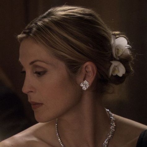 Kelly Rutherford Style, Lily Van Der Woodsen, Gossip Girl Aesthetic, Kelly Rutherford, Messy Bun Hairstyles, Blair Waldorf, Old Money Aesthetic, Classy Chic, Rich Girl