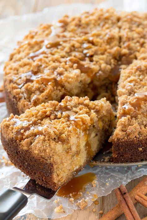 Apple Crumb Cake Recipe, Cake With Caramel Sauce, Caramel Apple Cake Recipe, Crumble Cake Recipe, Apple Crumb Cake, Cinnamon Streusel Topping, Apple Crumble Cake, Apple Crumb Cakes, Streusel Cake