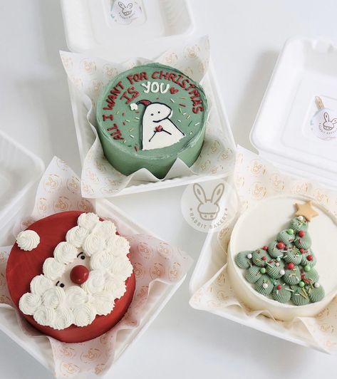 Cake For Christmas Decorated, Minimalist Christmas Cakes, Mini Christmas Cake Decorating Ideas, Bento Cake Christmas Design, Mini Christmas Cakes Decoration, Christmas Korean Cake, Mini Cakes Christmas, Christmas Lunch Box Cake, Thanksgiving Bento Cake