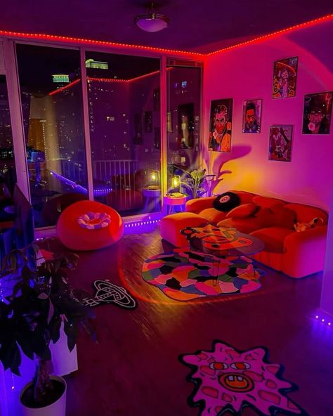 Living Room Designs Y2k, Neon Apartment Aesthetic Living Room, Colorful Aesthetic Apartment, Y2k Apartment Living Room, Room Inspiration Y2k, Indie Living Room Aesthetic, Maximalist Apartment Aesthetic, Vibey Living Room Aesthetic, Y2k Apartment Aesthetic