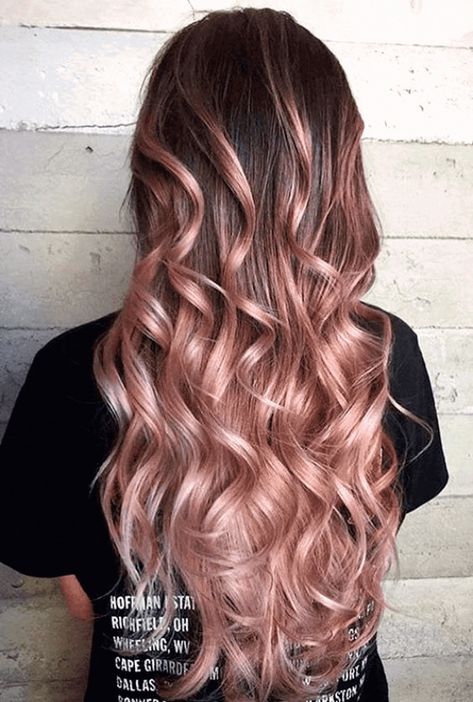 Rose gold ombre hair is a really big trend, and it seems to show no sign of fading away as the weather warms up. Here are some great colour combinations you can put with the stunning pinks to get that rose gold ombre hair. #OmbreHairstyles #hairstyles Rose Gold Ombre Hair, Gold Ombre Hair, Rose Gold Hair Ombre, Brown Ombre Hair Color, Rambut Brunette, Rose Gold Ombre, Gold Hair Colors, Hair Color Rose Gold, Brown Ombre Hair