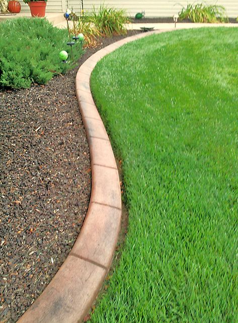 Easy Garden Projects, Diy Stone Patio, Garden Edging Stones, Landscape Edging Stone, Concrete Garden Edging, Concrete Yard, Concrete Edging, Patio Edging, Concrete Curbing