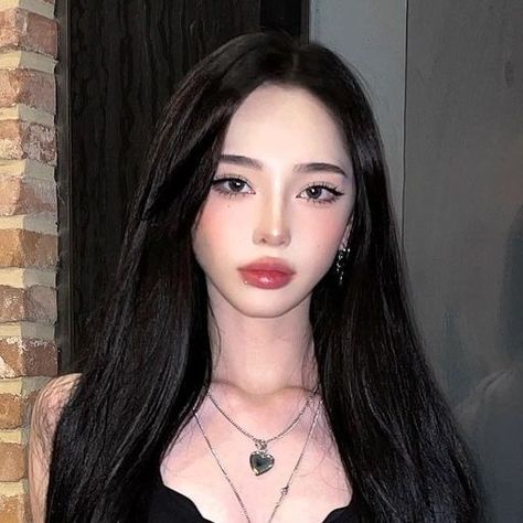 Yuna Karimova Ulzzang, Face Claims Female Asian, Crave Series Tracy Wolff, Cute Female Face Claims, Yuna Karimova, Crave Series, Cute Headphones, Soft Makeup Looks, Cool Makeup Looks