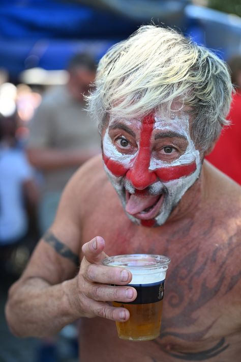 England fans party at pubs & bars in Germany ahead of crunch Euros clash Football Box, England Fans, Travel Money, Pub Bar, Still Alive, Sport Football, Slovenia, England, Germany