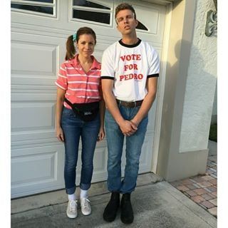 Halloween Costume Couple, Meme Costume, Best Couples Costumes, Cute Couple Halloween Costumes, College Halloween, Unique Halloween Costumes, Unique Costumes, Halloween Pins, Couples Halloween