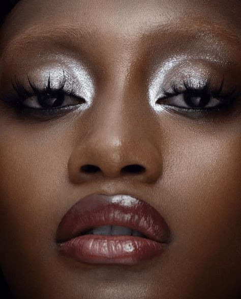 These '70s Inspired Makeup Looks Are Perfect For Party Season | #eyebrows #eyebrowshaping #brows #browshaping #makeup #makeuptips #beauty #beautytips 70s Inspired Makeup, Inspired Makeup Looks, Eyebrows Goals, Space Makeup, Tinted Brow Gel, Makeup Order, Makeup For Black Skin, Glasses Makeup, Makeup Help