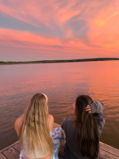 Sunrise Lake Photoshoot, Sunset Photoshoot Friends, Sunset Lake Photoshoot, Cabin Pictures With Friends, Lake Side Photoshoot, Lake Insta Pics, Lake Inspo Pics, Dock Photoshoot, Lake Photoshoot Ideas