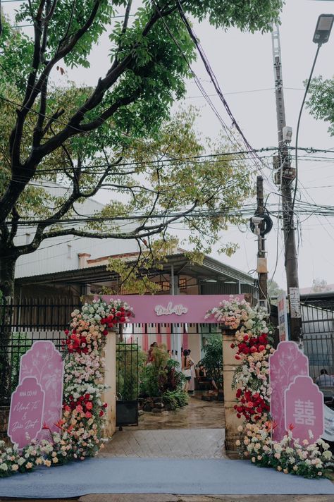 Haldi Entrance, Mickey Mouse Birthday Theme, Small Wedding Decor, Wedding Gate, Entrance Arch, Haldi Decor, Event Entrance, Gate Decoration, Janmashtami Decoration