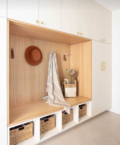 Mudroom Beach House, Modern Mudroom Entryway, Beach House Mud Room, Modern Mudroom Design, Hall Cabinets, Entry Nook, Modern Laundry Room, New Modern House, Entry Storage