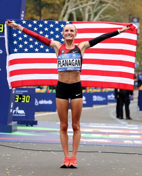 Marathon Outfit, Shalane Flanagan, Athlete Aesthetic, Marathon Women, Women Runners, New York Marathon, Run Forest Run, Girl Walk, Nyc Marathon