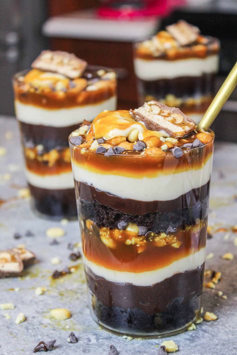 Snickers Trifle, Orangeburg South Carolina, Peanut Butter Caramel, Mason Jar Desserts, Dessert Shooters, Butter Caramel, Trifle Dish, Chocolate Sheet Cake, Trifle Desserts