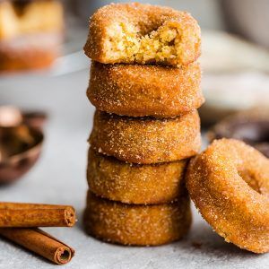 Pumpkin Baking Recipes, Keto Pumpkin Recipes, Low Carb Donut, Keto Donuts, Postre Keto, Cinnamon Sugar Donuts, Keto Baking, Keto Pumpkin, Keto Breakfast Recipes