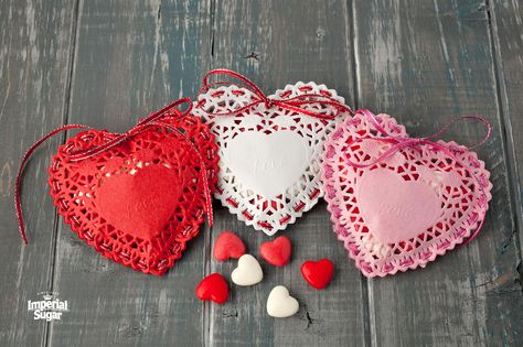 Doilies Diy, Paper Doily Crafts, Crafts With Paper, Doily Crafts, Heart Candies, Doilies Crafts, Hearts Valentines, Valentine Crafts For Kids, Candy Crafts