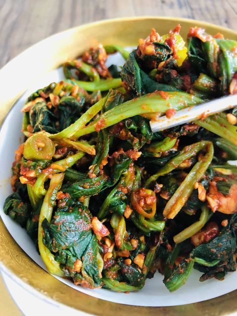 Korean Spinach Side Dish, Korean Spinach, Korean Vegetarian Recipes, Spinach Side, Korean Banchan, Spicy Spinach, Chicken Bulgogi, Authentic Korean Food, Spinach Side Dish