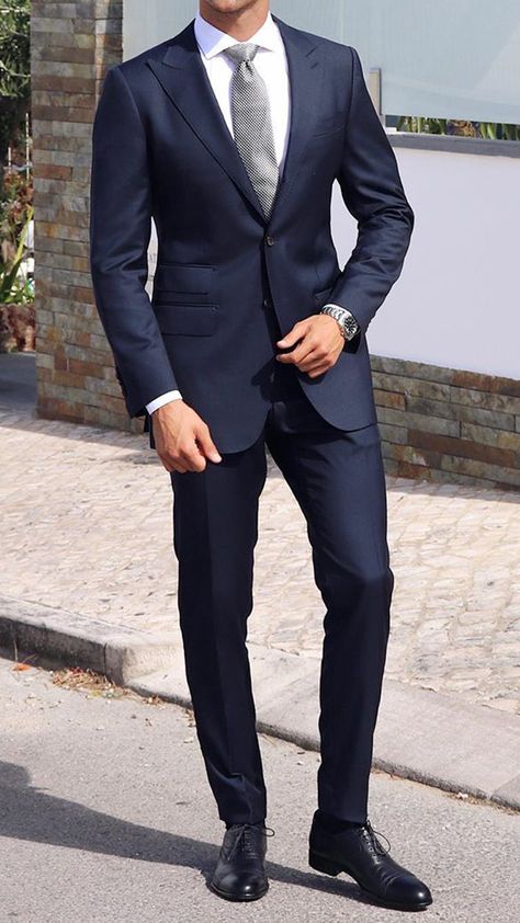 Suit For Office Man, Men Classic Suits, Men Ceo Outfit, Men’s Suit And Tie Outfit, Men Business Suits Style, Men’s Business Suit Style, Mens Suits Graduation, Men’s Suit Inspiration, Well Tailored Suit Men