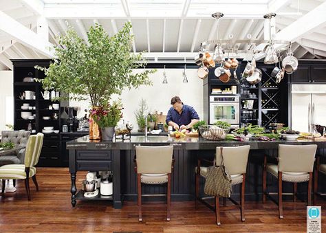 If Chris Could Do It Again Manhattan Kitchen, Expensive Kitchen, House Beautiful Kitchens, Cabinet Inspiration, Tyler Florence, Lovely Kitchen, Chef's Kitchen, Amazing Kitchen, Black Kitchen Cabinets