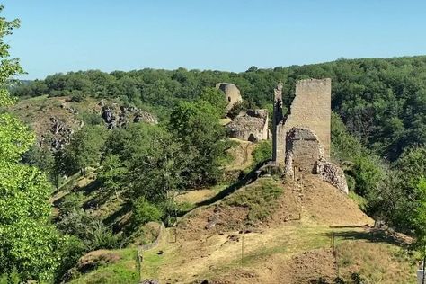 Durant tout l'été, France 3 Limousin vous fait découvrir ses coups de cœur touristiques en vidéos. Dans la Creuse, Crozant, remarquable par son paysage et son histoire a donné son nom à une école de peinture, en partie portée... Mami Wata, Francis Picabia, Living In Paris, Limousin, Aquitaine, Car Camping, Camping Car, Monument Valley, Camping