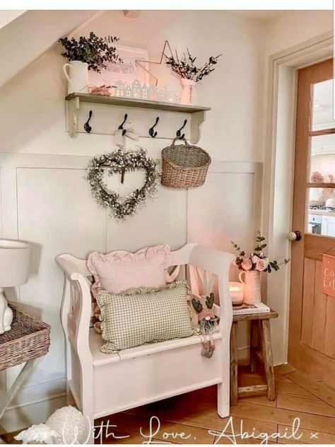 Shabby Chic Hallway, Cottage Entryway, Spring Home Decor Ideas, Rustic Entryway Table, French Country Farmhouse Decor, Home Decor Spring, Estilo Shabby Chic, Tea Biscuits, Shabby Chic Farmhouse