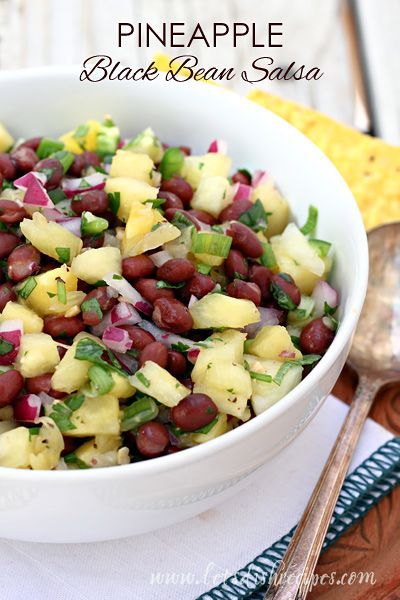 Pineapple Black Bean Salsa Recipe | So refreshing and perfect for summer! Pineapple Black Bean Salsa, Black Bean Salsa Recipe, Bean Salsa Recipe, Baked Potato Dip, Honey Sriracha Chicken, Seven Layer Dip, Hot Corn, Black Bean Salsa, Bean Salsa