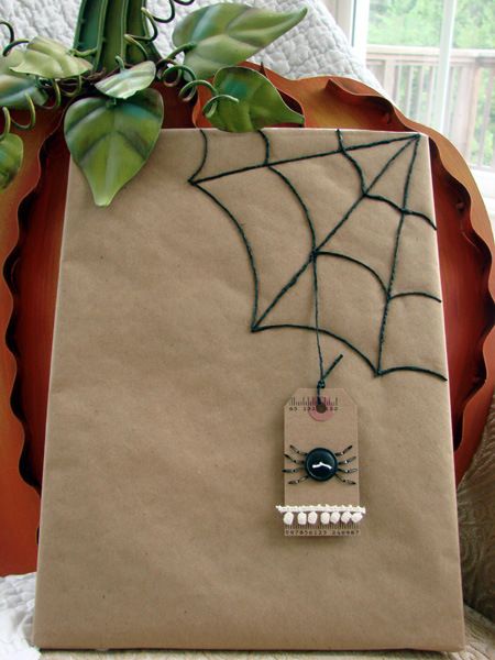 spiderweb+spider gift idea Cute Gift Wrapping Ideas, Spiderman Gifts, Creative Wrapping, Gifts Wrapping Diy, Birthday Gift Wrapping, Creative Gift Wrapping, Diy Gift Wrapping, Birthday Dinner, Beautiful Gift Wrapping