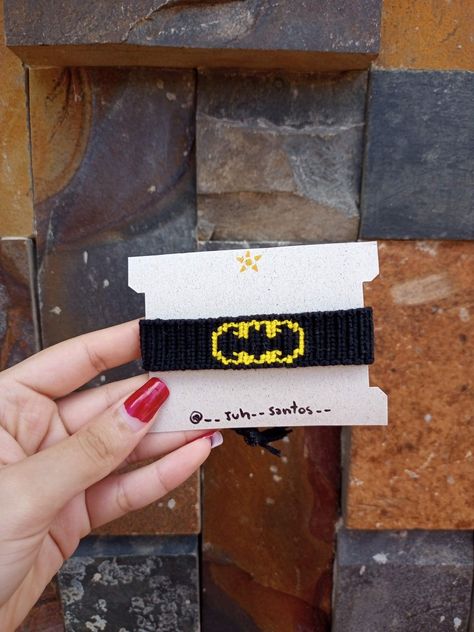 Batman 🦇 Peça pelo Instagram :) @__juh__santos__ Batman Friendship Bracelet, Batman Bracelet Pattern, Friendship Bracelet Alpha, Batman Bracelet, Crochet Batman, Batman Gifts, Bf Gifts, Crochet Inspo, Crochet Bracelet