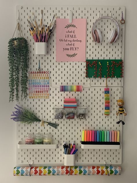 Pegboard Ideas Aesthetic, Ikea Pegboard Ideas, Ikea Pegboard, Ikea Skadis, Hanging Craft Ideas, Study Desk Decor, Hanging Craft, Craft Room Design, Office Room Decor