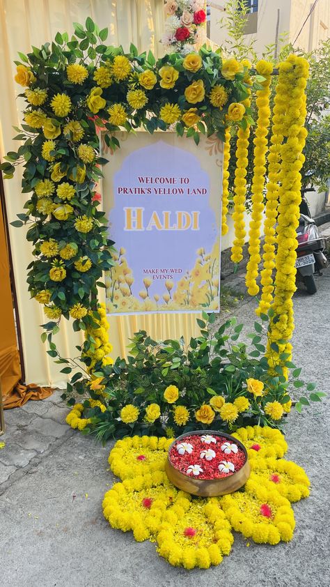 Ghar Pravesh Decoration, White Haldi Decor, Haldi Props, Haldi Welcome Board, Haldi Decoration Ideas, Haldi Decoration, Haldi Decor, Welcome Board, Decor Event