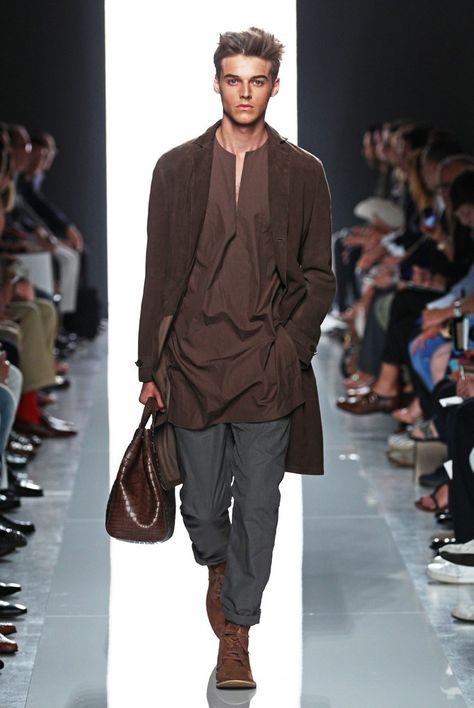 NOTE : layers, long tunic | Bottega Veneta Mens RTW Spring 2013 Bottega Veneta Men, Hospital Scrubs, Mens Tunic, Mens Spring Fashion, Mens Pants Fashion, Men Style Tips, Mens Street Style, Look Cool, Bottega Veneta