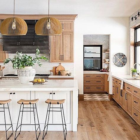 Dapur Rustic, Model Dapur, Natural Wood Kitchen, Light Wood Cabinets, Latest Kitchen Designs, Kabinet Dapur, White Kitchen Island, Interior Vintage, Design Apartment