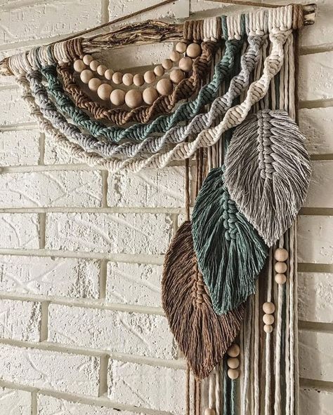 فن النسيج, Simpul Makrame, Art Macramé, Pola Macrame, Macrame Wall Hanging Tutorial, Macrame Wall Hanger, Macrame Feathers, Boho Crafts Diy, Feather Wall Hanging