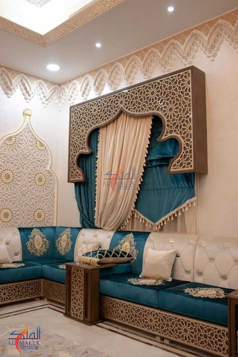 Luxury Majlis, Dekorasi Maroko, Arabic Living Room, Arabic Interior Design, Islamic Interior Design, Moroccan Home Decor, Luxury Decoration, Arabic Style, Hall Interior Design