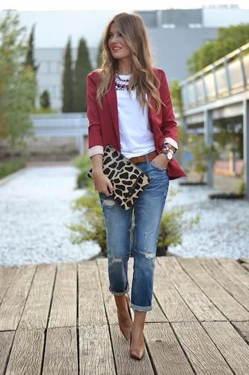 Ripped jeans, chic blazer, statement necklace, + a BOLD envelope clutch = Classic Style Perfection. // Helena Cueva #escherpe Chic Blazer, Blazer Outfit, Boyfriend Jean, Anna Wintour, Mode Casual, Red Blazer, Blazer Outfits, 가을 패션, Fashion Mode