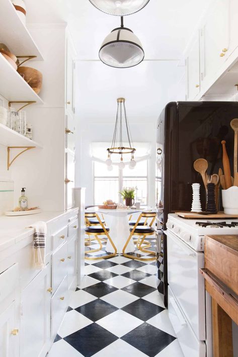 The 13 Renter-Friendly Hacks We Swear By (and Have Done Ourselves) - Emily Henderson #rentalproperty #beforeandafter #homedecor Kitchen Cabinet Layout, Rental Kitchen, Retro Tiles, Traditional Kitchen Design, Kitchen Redesign, Kitchen Decor Apartment, Tile Trends, Flooring Trends, Black And White Tiles