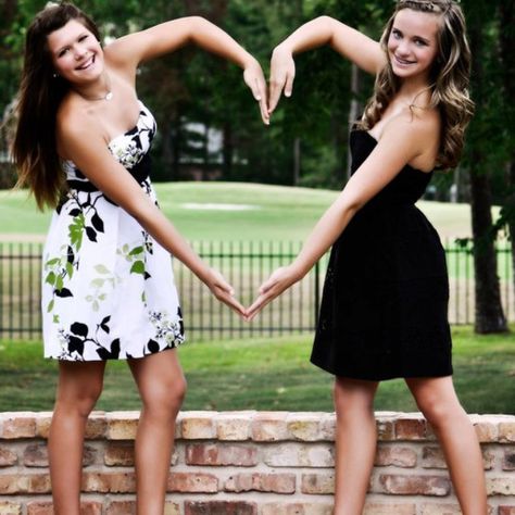 Too cute pose for sisters, best friends, mother daughter Pose For Pictures With Friends, Cute Homecoming Pictures, Formal Poses, Two Girlfriends, Saree Photography, Formal Pictures, Prom Pose, Mother Daughter Poses, How To Pose For Pictures