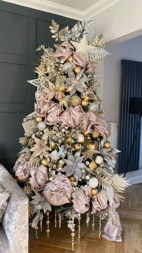 Diy Christmas Decorations Outdoor, Christmas Tree Ideas Red, Christmas Tree Ideas 2023, Wallpaper Aesthetic Christmas, Christmas Wallpaper Aesthetic, Pink Christmas Tree Decorations, Christmas Tree Decorations Ribbon, Elegant Christmas Tree Decorations, Floral Christmas Tree