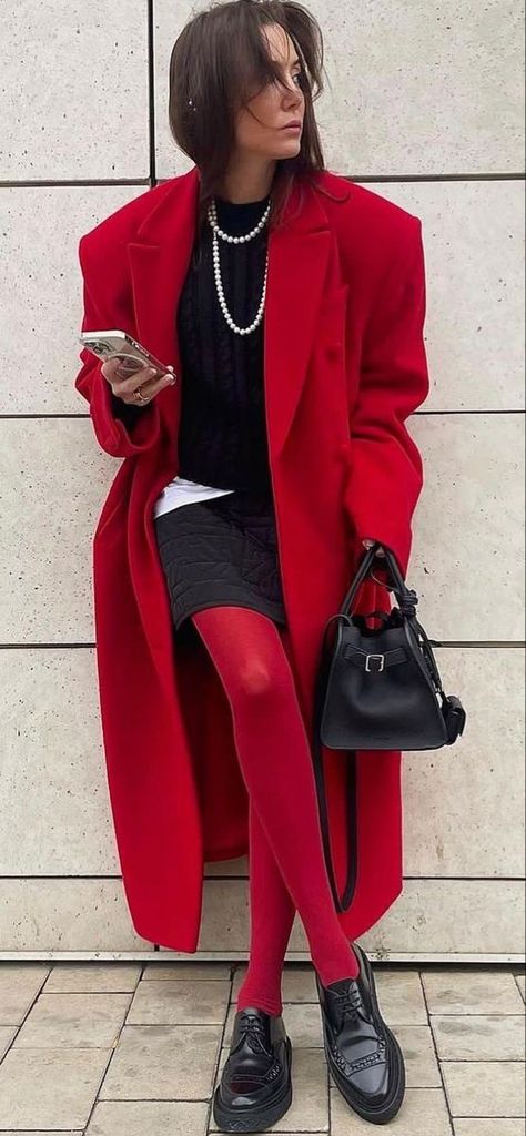 Red Coat Outfit, Layering Street Style, Moda Paris, Looks Street Style, Red Coat, Red Outfit, Sporty Chic, Basic Outfits, Mode Vintage