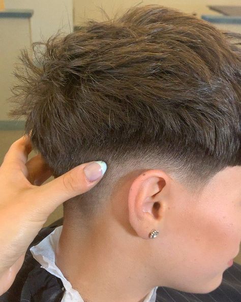 Pin em estilos de cabello Short Punk Haircuts, Haircut Selfie, Photo Hijab, Low Fade Haircut, Gents Hair Style, Tomboy Hairstyles, Men Haircut Curly Hair, Taper Fade Haircut, Mens Hairstyles Thick Hair