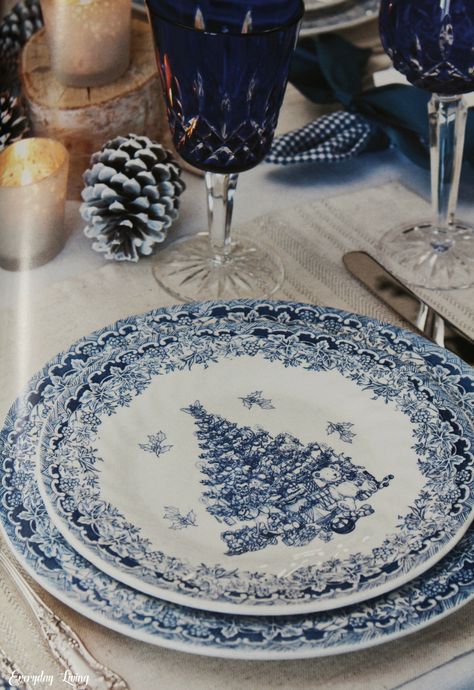 Tablescape Tuesday: Blue & White With Tartan Blue Willow Table Setting, Blue Willow Decor, Blue And White Tablescapes, Decorating With Blue And White Porcelain, Blue And White Dishes, Blue White Christmas, Blue Table Settings, Blue Willow Dishes, Blue And White Christmas