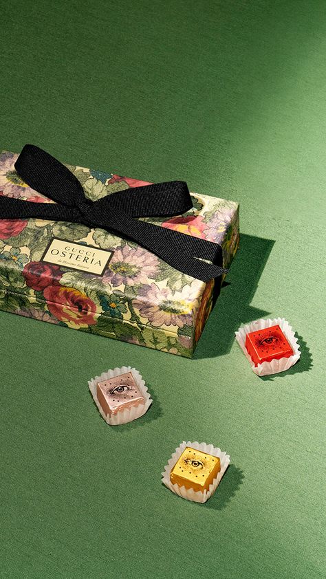 Gucci Osteria Florence Gucci Packaging Design, Gucci Chocolate, Gucci Florence, Gucci Packaging, Gucci Branding, Gucci Osteria, Plastic Packaging Design, Massimo Bottura, Bakery Packaging Design