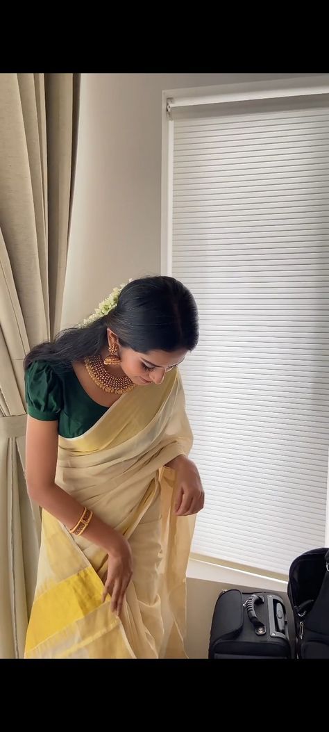 Kerala Onam Sari, Onam Aesthetic Wear, Kerala Cotton Saree Blouse, South Indian Saree Outfit, Check Cotton Saree, Onam Aesthetic Outfits, Onam Outfits Saree, North Indian Saree Style, Saree Tamil Style