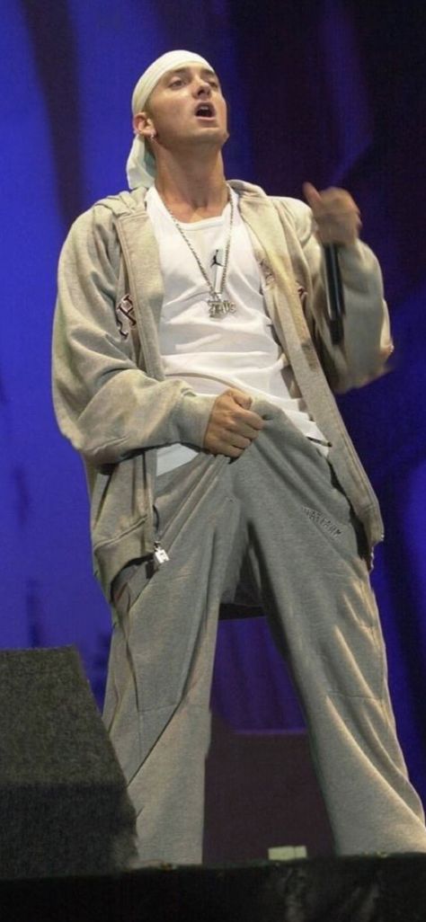 Eminem Style, Early 2000s Outfits, Rapper Costume, Eminem Memes, Classy Halloween Costumes, Eminem Photos, The Real Slim Shady, Perfect Husband, Marshall Mathers