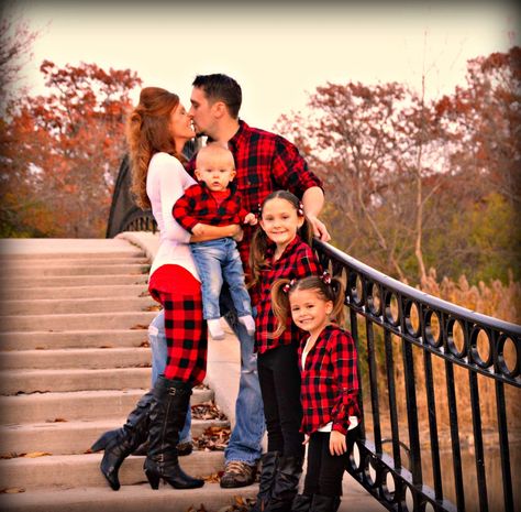 Family Christmas card photo shoot ideas black red plaid Christmas Card Outfits, Holiday Photos Outfits, Family Christmas Pictures Outfits, Christmas Photos Outfits, Christmas Pictures Outfits, Fall Photo Shoot Outfits, Christmas Family Photoshoot, Family Christmas Outfits, Family Christmas Card Photos