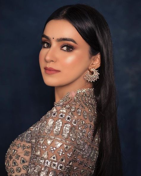 Subtle Makeup For Wedding, Brown Gown Makeup Look, Soft Glam Makeup For Engagement, Girlish Makeup For Wedding, Glam Makeup Indian Skin, Blue Suit Makeup Look Indian, Indian Wedding Makeup Look For Sister, Makeup For Engagement Indian, Light Bridal Makeup Indian Wedding