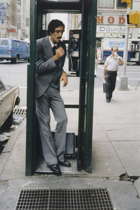 Helen Levitt. New York. 1980 Grete Stern, Helen Levitt, Edward Steichen, Walker Evans, Diane Arbus, Phone Booth, Greenwich Village, Vintage New York, Street Photographers