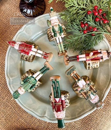 Redesign Petites | The Stars of our Holiday Tables | Facebook Holiday Tables, Nutcracker, Christmas Tree Decorations, Christmas Diy, Diy And Crafts, Decoupage, Christmas Tree, Christmas