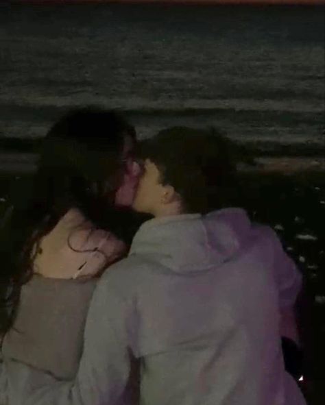 Couples Beach Pictures Aesthetic, Bad Quality Aesthetic, Bad Quality Photo Aesthetic, Emo Couple Aesthetic, Emo Couples, Couple Beach Pictures, Dark Beach, Grunge Couple, Grunge Summer