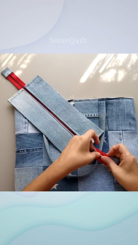 SisterQuilt | DIY Old Jeans Recycle Tote Bag | Instagram Denim Tote Bag Diy Old Jeans, Diy Jean Purse, Diy Bag Sewing, Recycle Fashion, Old Jeans Recycle, Jeans Recycle, Diy Old Jeans, Diy Bags Jeans, Bag From Old Jeans